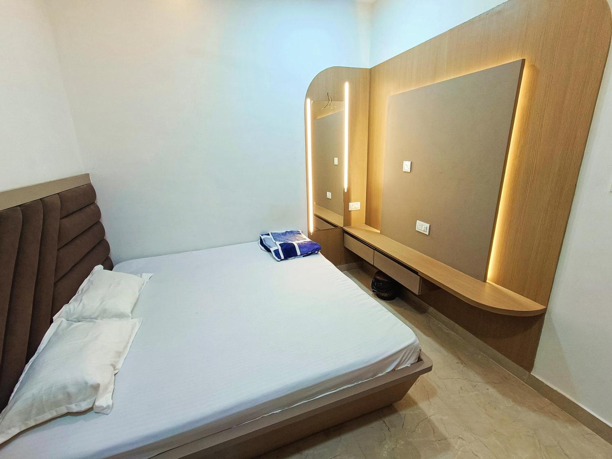 Shri Radha Rani Kripa Dham Hotel มถุรา ภายนอก รูปภาพ